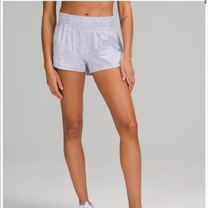 Lululemon Hotty Hot high rise short 2.5” in gravel dust pastel grey/white size 6